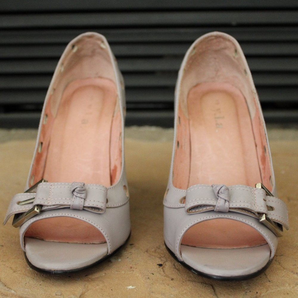 N.Y.L.A Gray peep toe heels